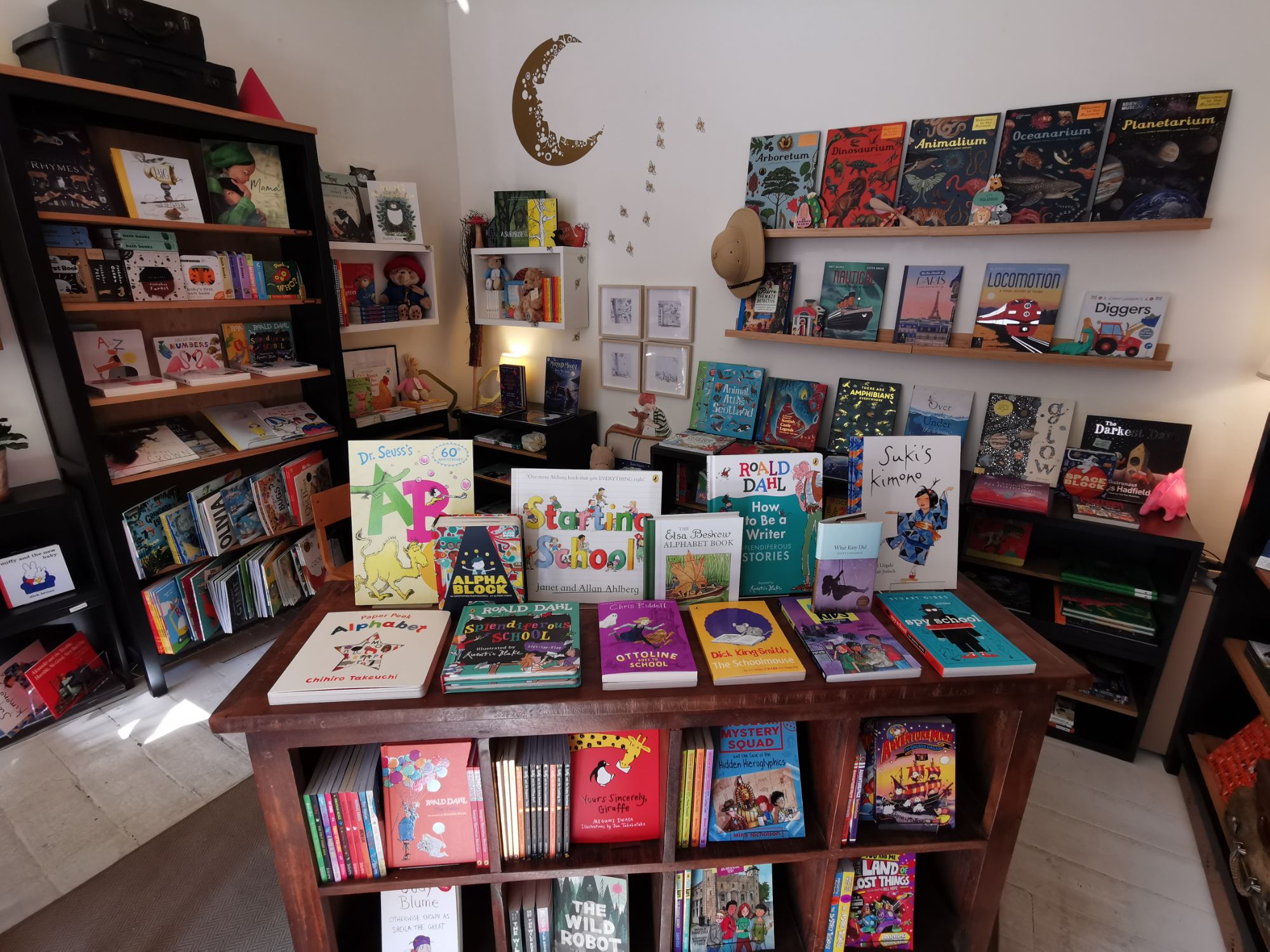 The inside of Ginger and PIckles.